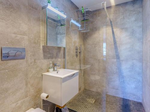 Un baño con inodoro, lavabo y ducha. en 2 bed in Sandown 87079, en Sandown