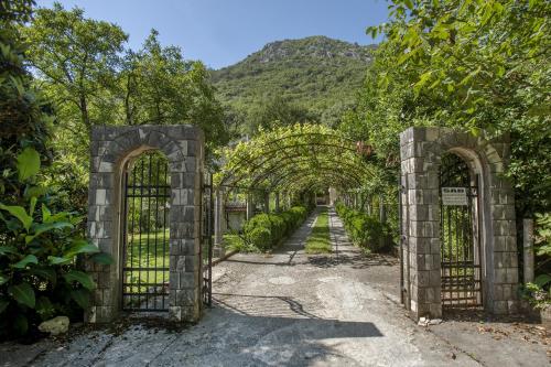 an entrance to a garden with an iron gate at Villa D'amore Montenegro in Donji Morinj