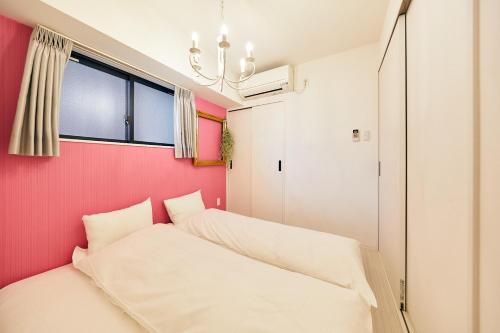 Kleines Zimmer mit einem Bett und einem Fenster in der Unterkunft MONTANA FLAT YEBISU - Vacation STAY 9873 in Osaka