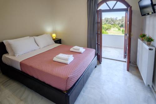 een slaapkamer met een bed met twee handdoeken erop bij Nature's Playground Cottage new listing2024 in Chania