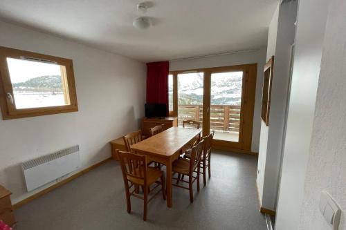 une salle à manger avec une table et des chaises en bois dans l'établissement Family cocoon at the foot of the slopes, à Saint-Étienne-en-Dévoluy