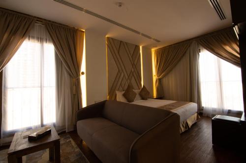 Habitación de hotel con cama y sofá en ريف الشرقية للشقق الفندقية en Dammam