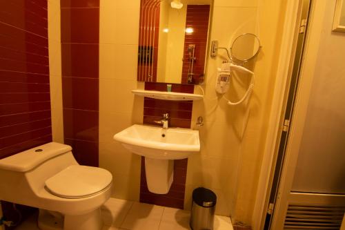 y baño con aseo y lavamanos. en ريف الشرقية للشقق الفندقية en Dammam