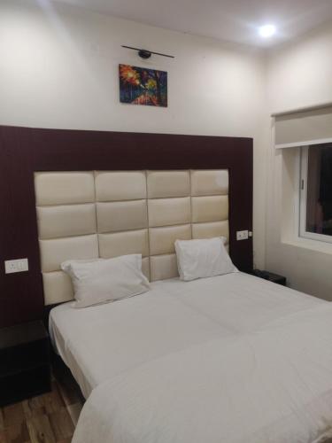Ένα ή περισσότερα κρεβάτια σε δωμάτιο στο Tira Cafe & Hotel