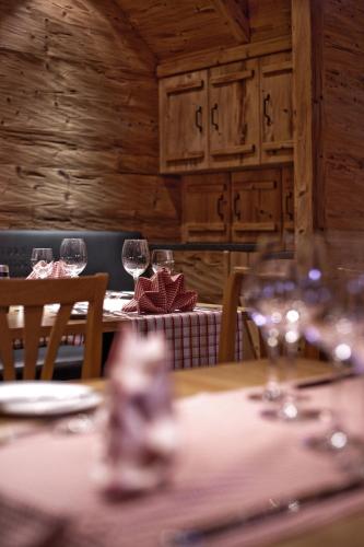 a table with wine glasses on top of it at Arosa Vetter Hotel in Arosa