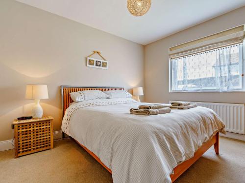 um quarto com uma cama grande e uma janela em 2 Bed in Beadnell CN028 em Beadnell