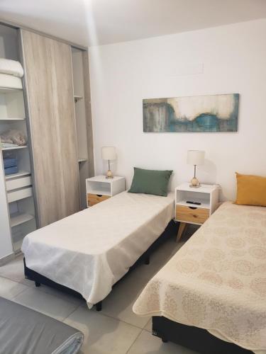 1 dormitorio con 2 camas y 2 mesitas de noche en ALTOS DE ALEM en Alta Gracia