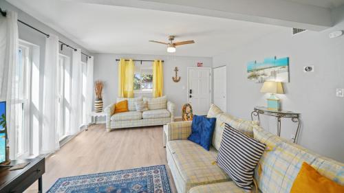 Гостиная зона в Jacksonville Beach Home - Walk to Beach, Bars & Restaurants - Pet Friendly