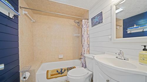 Ванная комната в Jacksonville Beach Home - Walk to Beach, Bars & Restaurants - Pet Friendly