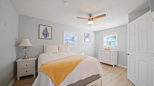 Кровать или кровати в номере Jacksonville Beach Home - Walk to Beach, Bars & Restaurants - Pet Friendly
