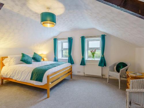 een slaapkamer met een bed en 2 ramen bij 2 Bed in Cockermouth 85680 in Bridekirk