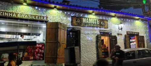 a store front of a restaurant at night at Casa Temporada em Embu das Artes in Embu
