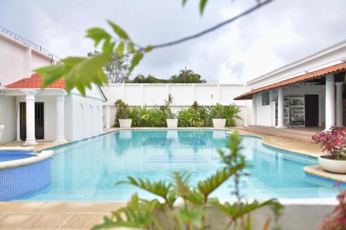 a swimming pool in the middle of a house at Palacio Pura Vibra in Ciudad Cariari