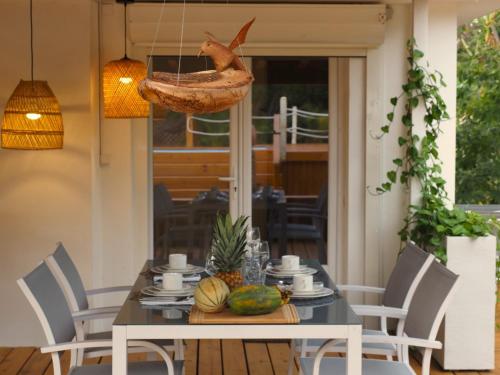 uma sala de jantar com uma mesa com um alimentador de aves em Coco Lodge em Les Terres Basses