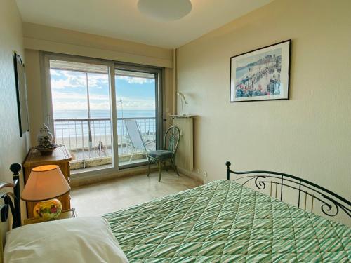 une chambre avec un lit et une vue sur l'océan dans l'établissement Appartement avec accès direct à la plage, balcon et garage privé - FR-1-92-690, à Les Sables-dʼOlonne