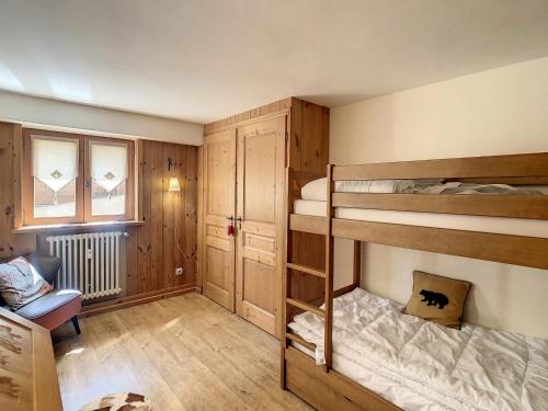 Uma ou mais camas em beliche num quarto em Appartement Combloux, 3 pièces, 5 personnes - FR-1-560-27