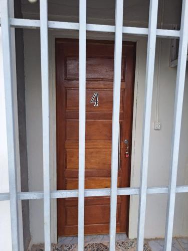 Uma porta de madeira com o número quatro. em AP 4 - Apartamento Espaçoso, Confortável e Aconchegante - Pousada Paraíso em Macapá