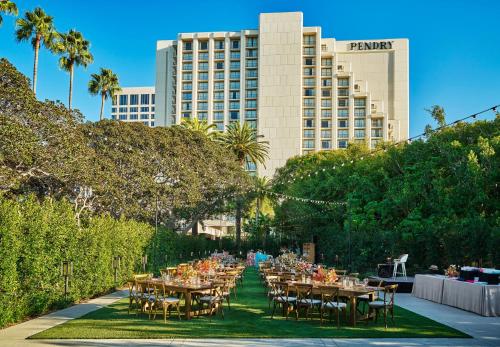 Un jardín fuera de Pendry Newport Beach