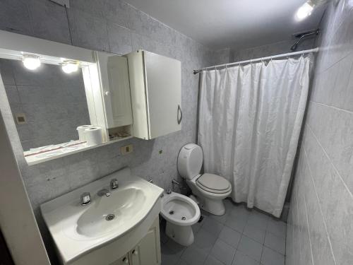 y baño con lavabo, aseo y espejo. en Beautiful Apartment in the Best Area of Congreso en Buenos Aires