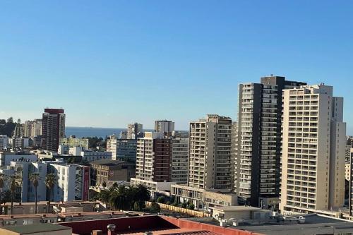 - une vue sur une ville avec de grands bâtiments dans l'établissement Departamento nuevo en Viña del Mar, à Viña del Mar