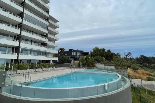- une piscine en face d'un immeuble dans l'établissement Departamento nuevo en Viña del Mar, à Viña del Mar
