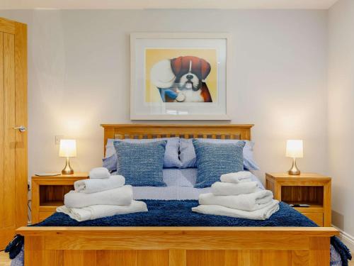 ein Schlafzimmer mit einem Bett mit Handtüchern darauf in der Unterkunft 2 bed in Stanton-by-Bridge 87408 