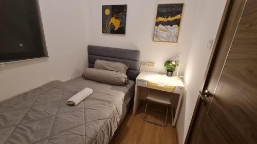 Llit o llits en una habitació de Sky House BSD 2 Bedrooms by Shinzhouz