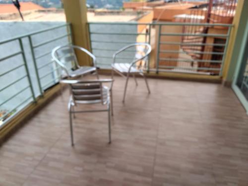 - deux chaises assises au-dessus du balcon dans l'établissement Kigali Peace Abode, à Kigali