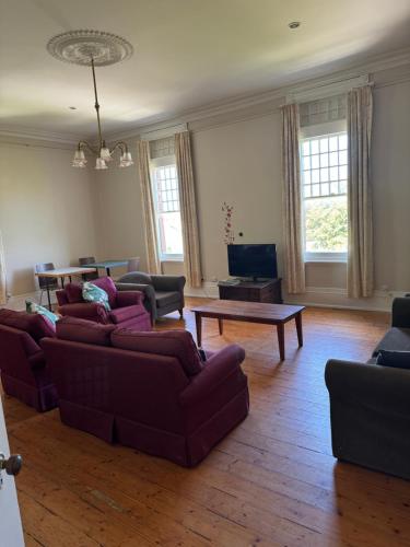 a living room with couches and a coffee table at Thommos Pub in Cobden
