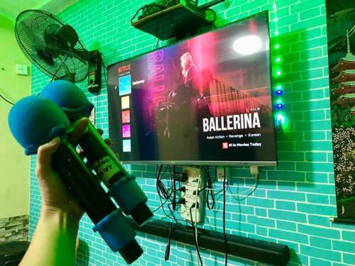 TV a/nebo společenská místnost v ubytování MG 10pax 2 AC BR Videoke FREE Parking Netflix Cook Shower Heater Grill