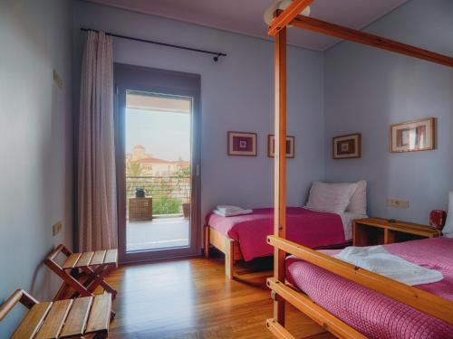 En eller flere senge i et værelse på Pentari-Bitsakis House