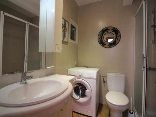 y baño con lavabo y lavadora. en Apartamento Roses, 2 dormitorios, 4 personas - ES-228-152 en Roses