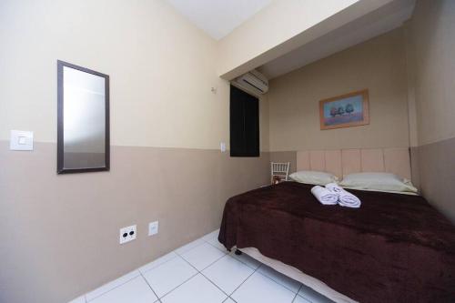 um quarto com uma cama e um espelho na parede em Apartamento Perto da BEIRA MAR. em Fortaleza