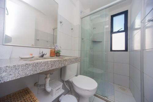 uma casa de banho com um WC, um lavatório e um chuveiro em Apartamento Perto da BEIRA MAR. em Fortaleza