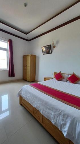 a bedroom with a large bed in a room at Lak View hotel in Lien Son