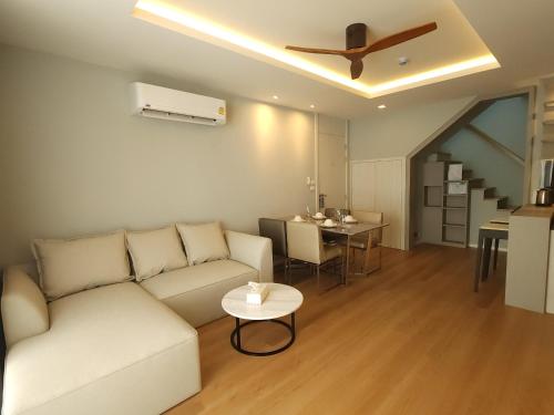 Ruang duduk di Kamala Regent Phuket Condotel