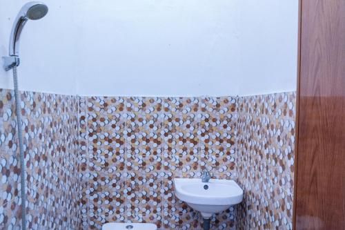 雅加達的住宿－Hotel Global Syariah，一间带水槽和淋浴的浴室