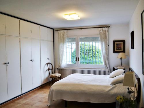 una camera con un letto bianco e una finestra di Villa Llançà, 5 dormitorios, 12 personas - ES-170-52 a Llança