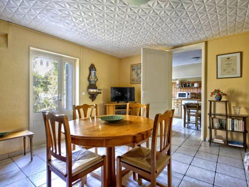 une salle à manger avec une table et des chaises en bois dans l'établissement Appartement T3 à Arcachon - Ville d'Hiver, proche centre et plage, avec terrasse et parking privé. - FR-1-433-113, à Arcachon