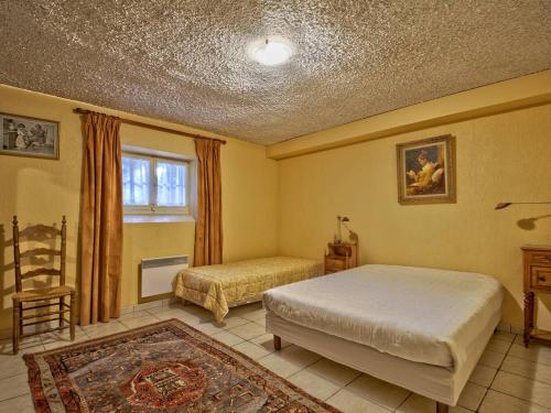 une chambre avec deux lits et une fenêtre dans l'établissement Appartement T3 à Arcachon - Ville d'Hiver, proche centre et plage, avec terrasse et parking privé. - FR-1-433-113, à Arcachon