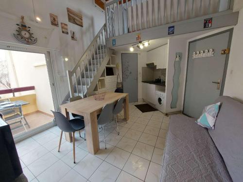 Appartement 2 pièces meublé avec mezzanine et terrasse, accès direct à la plage, parking inclus - FR-1-326-798