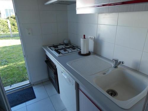 Il comprend une petite cuisine équipée d'une cuisinière et d'un évier. dans l'établissement Maison près de la plage avec jardin et vélos, animaux bienvenus, équipée pour 4 personnes - FR-1-540-282, à Notre-Dame-de-Monts