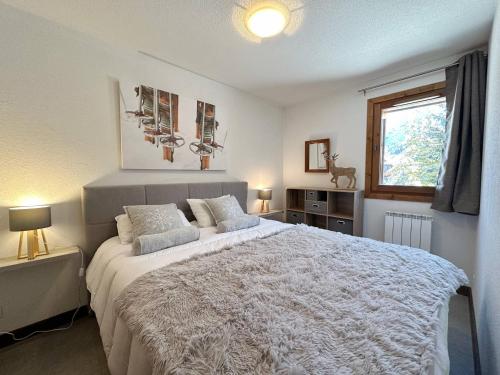 Tempat tidur dalam kamar di Appartement Samoëns, 3 pièces, 4 personnes - FR-1-624-151