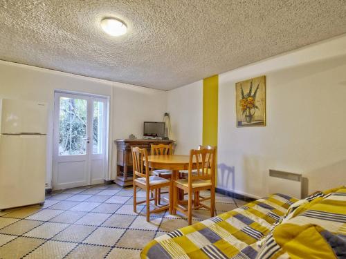 une cuisine avec une table et des chaises ainsi qu'une salle à manger dans l'établissement Charmant T2 en rez-de-jardin à 800m du centre-ville d'Arcachon, terrasse et parking inclus - FR-1-433-112, à Arcachon