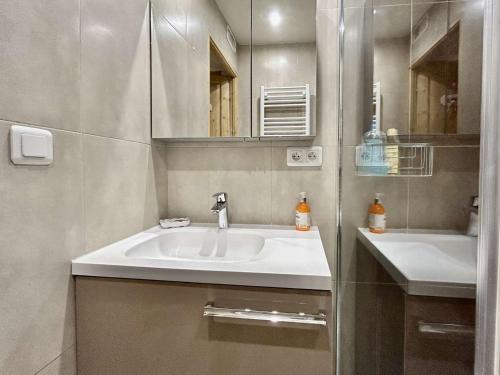 uma casa de banho com um lavatório e um espelho em Appartement La Salle-les-Alpes, 1 pièce, 4 personnes - FR-1-330F-231 em La Salle Les Alpes