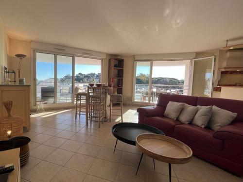 un salon avec un canapé et une table dans l'établissement Cavalaire: Spacieux T4, 2 Terrasses, Clim, Parking, Animaux Acceptés - FR-1-226B-180, à Cavalaire-sur-Mer