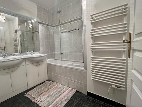 une salle de bain avec une baignoire, un lavabo et une douche dans l'établissement Cavalaire: Spacieux T4, 2 Terrasses, Clim, Parking, Animaux Acceptés - FR-1-226B-180, à Cavalaire-sur-Mer