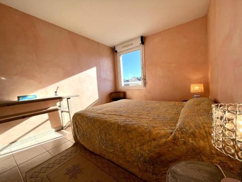 une chambre avec un lit et une fenêtre dans l'établissement Cavalaire: Spacieux T4, 2 Terrasses, Clim, Parking, Animaux Acceptés - FR-1-226B-180, à Cavalaire-sur-Mer