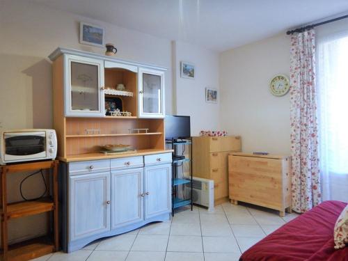 une petite cuisine avec un comptoir et un micro-ondes dans l'établissement Appartement T2 avec Parking, Proche Plage et Commerces - Bormes-les-Mimosas - FR-1-251-519, à Bormes-les-Mimosas
