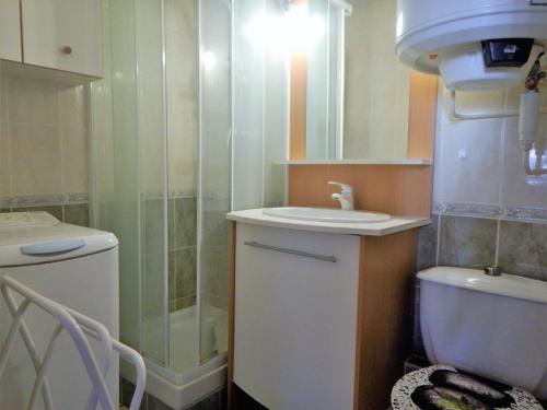 une salle de bain avec une douche, un lavabo et des toilettes dans l'établissement Appartement T2 avec Parking, Proche Plage et Commerces - Bormes-les-Mimosas - FR-1-251-519, à Bormes-les-Mimosas